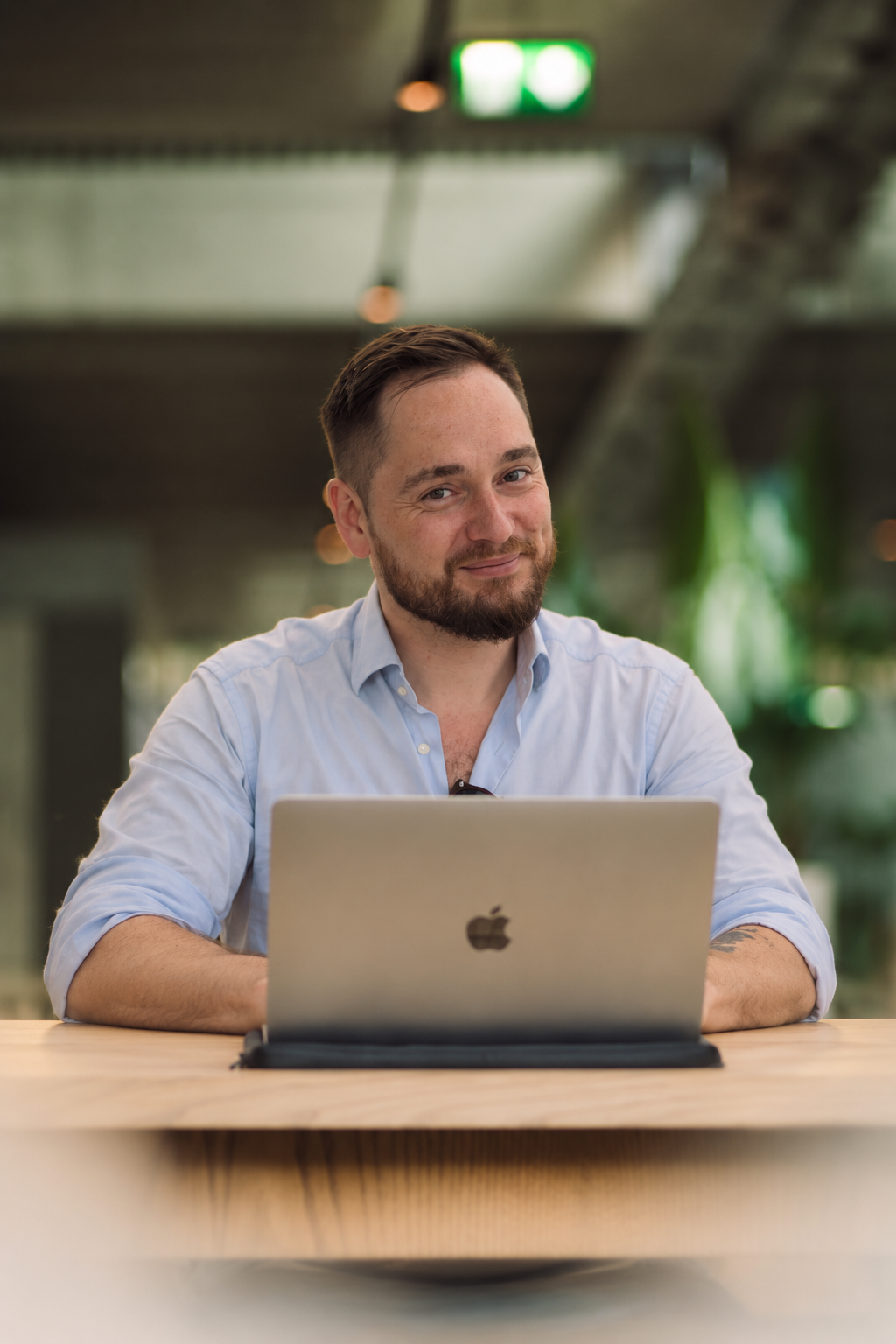 Neal Norman ved sin bærbare computer